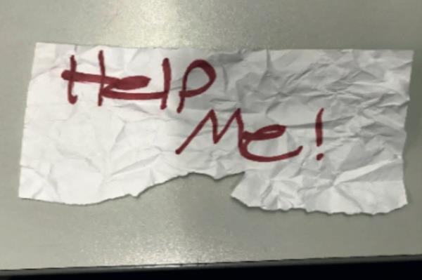 The thirteen-year-old girl savede hersself by putting a "Help Me!" note in the window of the car for a passerby to see.