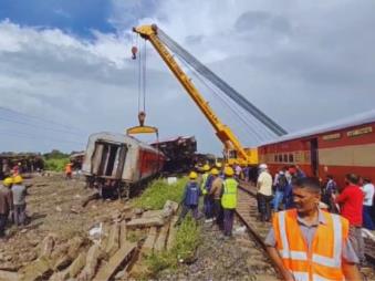 A passenger train going from Mysore to Darbhanga collided with a statio<em></em>nary goods train in at Kavaraippettai railway station. (News18 File)