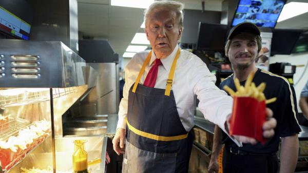 Do<em></em>nald Trump hands out fries and holds drive-thru news co<em></em>nference at McDonald’s